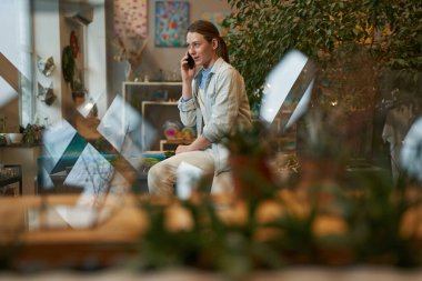 Stüdyoda çalışan yaratıcı genç tasarımcı.