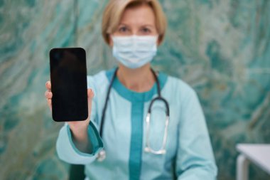 Telefonun kadın elinde olmasına odaklanmış fotoğraf