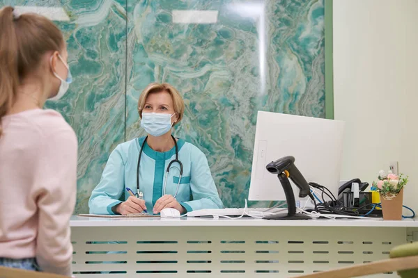 Wesoła blondynka pracująca ze swoim pacjentem — Zdjęcie stockowe
