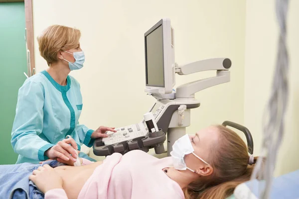 Medico concentrato che fissa lo schermo durante il lavoro — Foto Stock