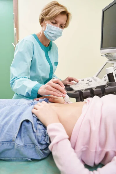 Trabalhador médico profissional que verifica a saúde de interno — Fotografia de Stock