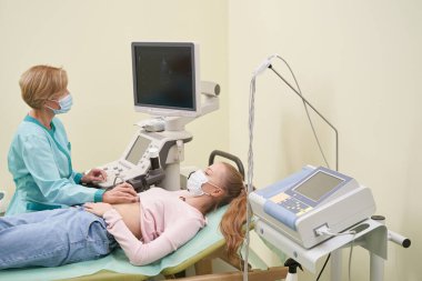 Ciddi bir kadın doktoruna bakıyor.