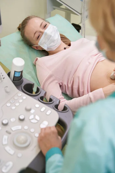 Persona femminile felice positiva che si gode la procedura — Foto Stock