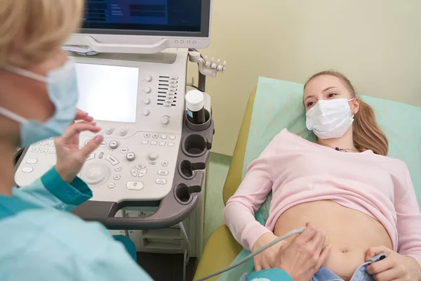 Giovane donna attenta ascoltando il suo praticante — Foto Stock