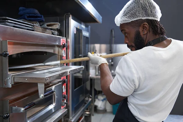 Chef adulto trabalhando duro, cozinhando comida no restaurante — Fotografia de Stock