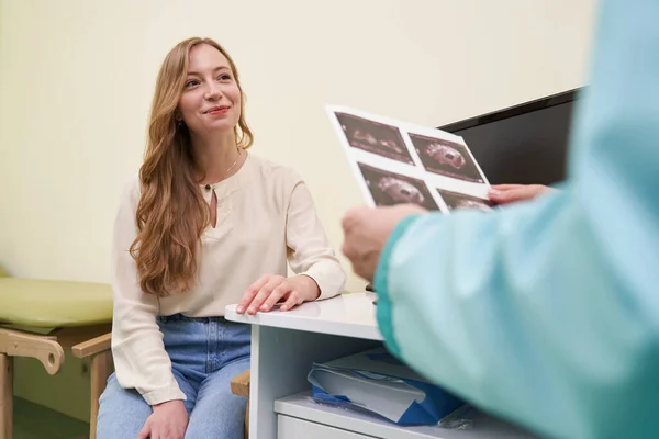 Tender longhaired woman listening to her gynecologist — Stock Photo, Image