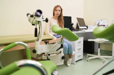 Aile doktorunu ziyaret eden genç bir bayan.