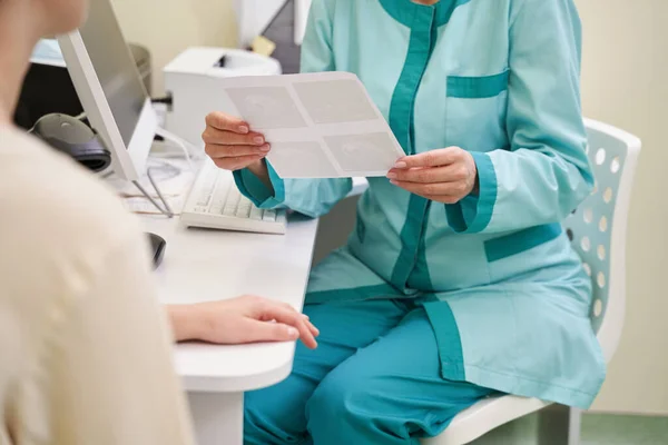 Professional medical worker consulting her female patient — Stock Photo, Image