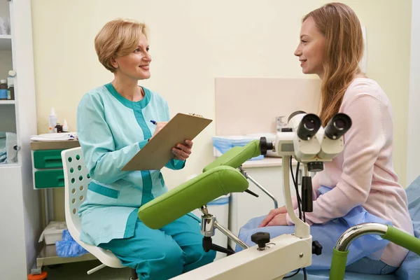 Beautiful young woman visiting gynecologist in clinic — Stock Photo, Image