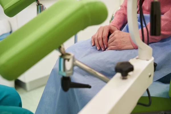 산부인과 의자에 앉아 있는 환자의 모습을 클로즈업 한 모습 — 스톡 사진