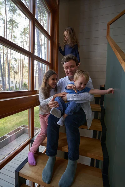 Positivo felice padre trascorrere del tempo con i bambini — Foto Stock