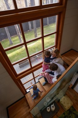 Merdivenlerde oturan aile fotoğrafı.