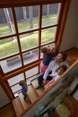 Genç annesini kucaklayan neşeli küçük kız.