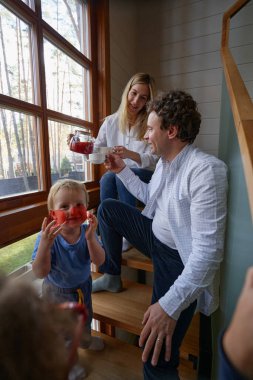 Mutlu insanlar hafta sonunu evde birlikte geçiriyorlar.