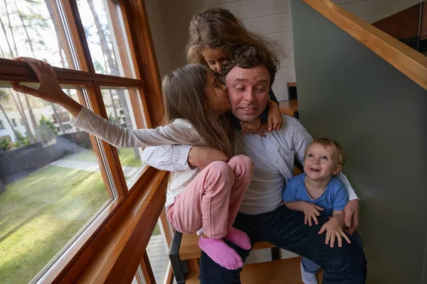 Bambini felici di essere a casa con il loro papà — Foto Stock