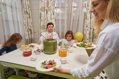 Genç bir aile hafta sonu kompleks bir yemek yiyor.