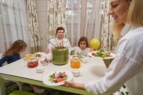 Genç bir aile hafta sonu kompleks bir yemek yiyor.