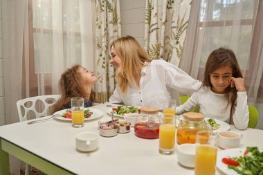 Mutlu çocuk, genç annesine bakıyor.