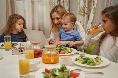 Mutlu çocuk haftasonunu annesiyle geçiriyor.