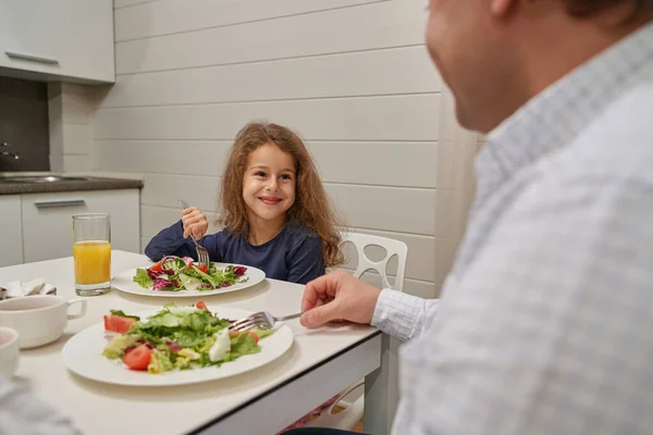 Piacevole ragazza godendo la sua insalata di verdure per la prima colazione — Foto Stock