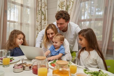 Mutlu çocuklar hafta sonunu aileleriyle geçiriyorlar.