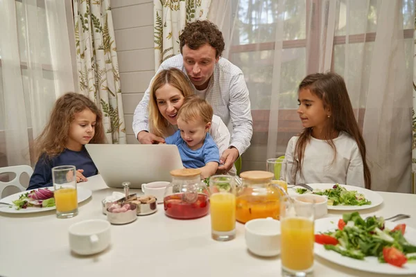 Famiglia felice di essere a casa insieme e godersi la cena — Foto Stock