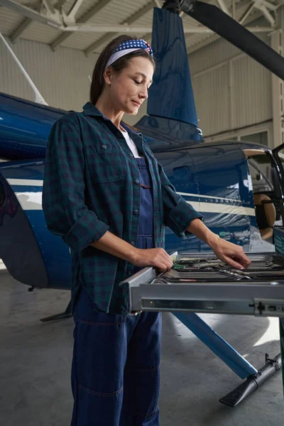 ヘリコプターの前で均一で楽しいエレガントな救済の女性技術者 — ストック写真