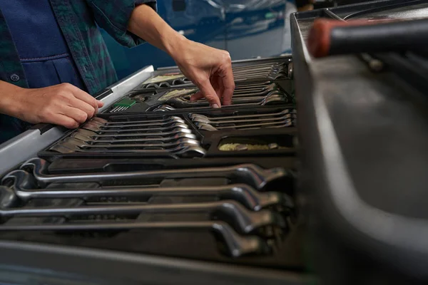 Boîte à outils mécanique avec des équipements métalliques dans le hangar — Photo