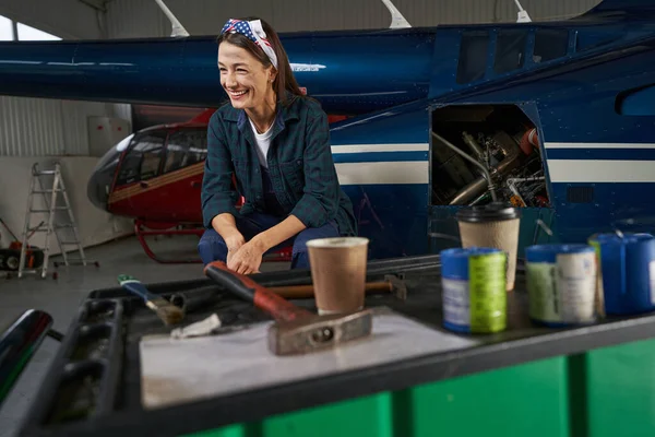 Engenheira de manutenção feminina em frente ao avião a jato privado na garagem — Fotografia de Stock