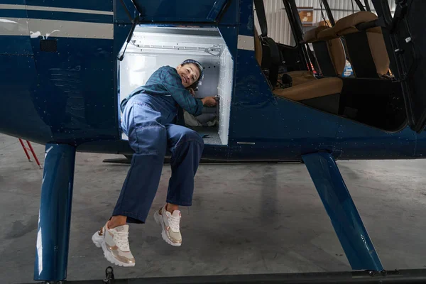 Joyful mulher engenheiro modernização e renovação partes do avião hélice — Fotografia de Stock