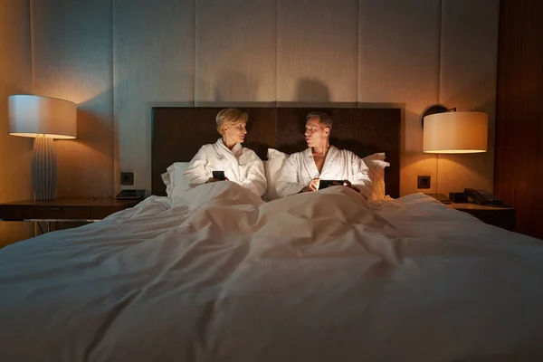 两个人在舒适的旅馆床上共度良宵 — 图库照片