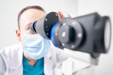 Hastanede biyomikroskop kullanan profesyonel bir doktor.