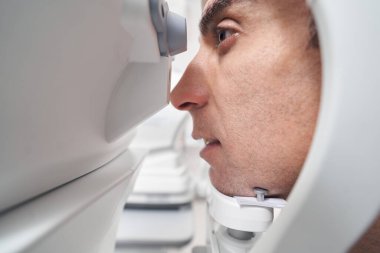 Yetişkin bir adam hastanede randevuda.