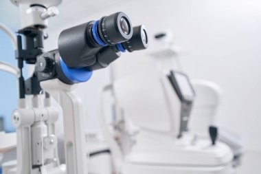 Gözleri kontrol etmek için siyah dürbün kullanılmış.