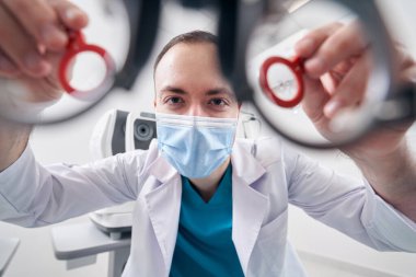 Hastanedeki hastanın vizyonunu teşhis eden oftalmolog.