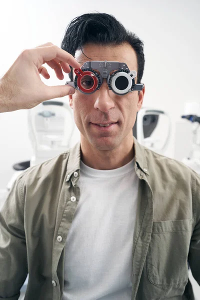 Hombre con diagnóstico de visión en el hospital — Foto de Stock