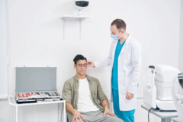 Profesyonel göz doktoru hastanedeki adamın vizyonunu teşhis ediyor. — Stok fotoğraf