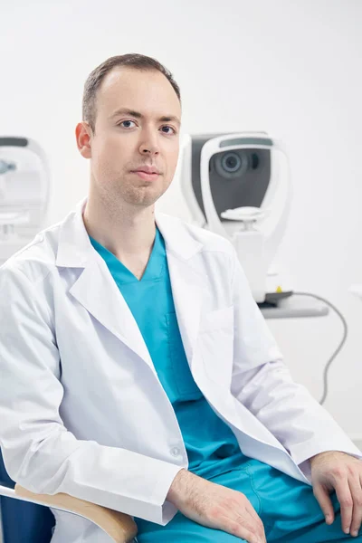 Ophtalmologiste assis dans son bureau à l'hôpital — Photo