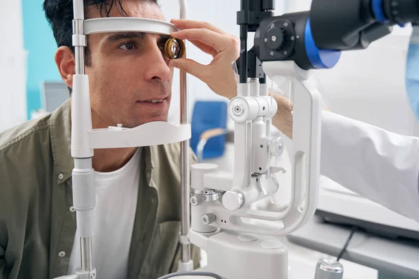 Vuxen man med medicinsk ögonundersökning på sjukhus — Stockfoto