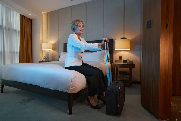 Веселая дама, наслаждающаяся пребыванием в отеле во время командировки — стоковое фото