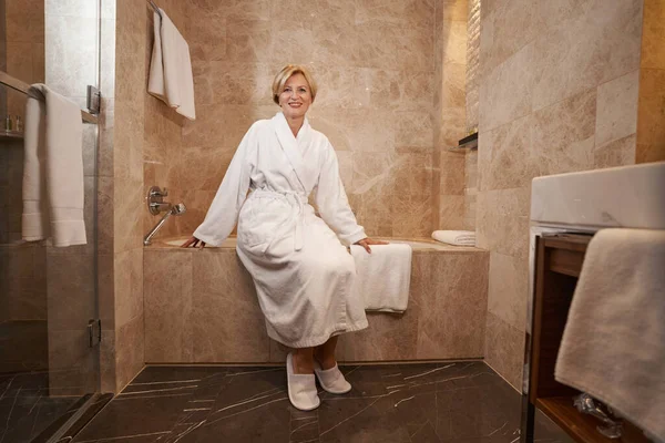 Linda senhora desfrutando de seu tempo relaxante no banheiro do hotel — Fotografia de Stock