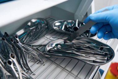 Konteynırdaki tıbbi araçları kapat