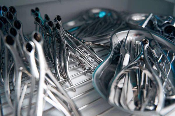 Foto van steriele metalen medische instrumenten in kliniek — Stockfoto