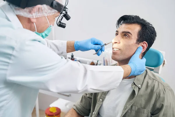Чоловік у оториноларинголога призначення в лікарню — стокове фото