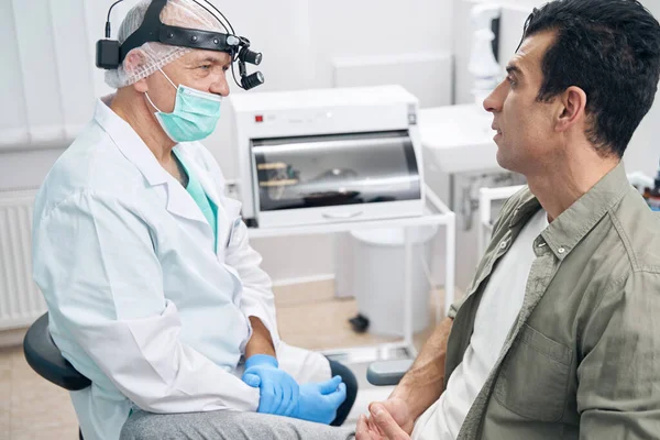 Portrait du médecin au travail à l'hôpital — Photo