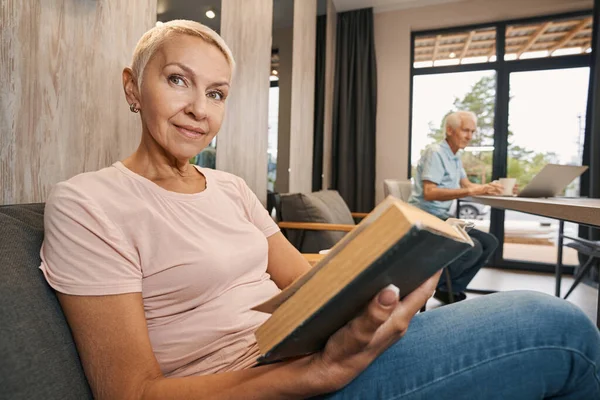 Portret van een tevreden vrouw met een boek — Stockfoto