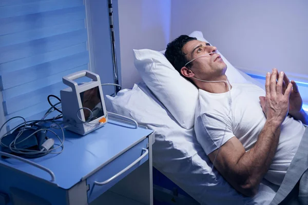 Uomo in t-shirt bianca a riposo dopo le procedure — Foto Stock