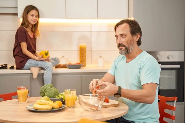大男人和女儿在厨房里准备沙拉 — 图库照片