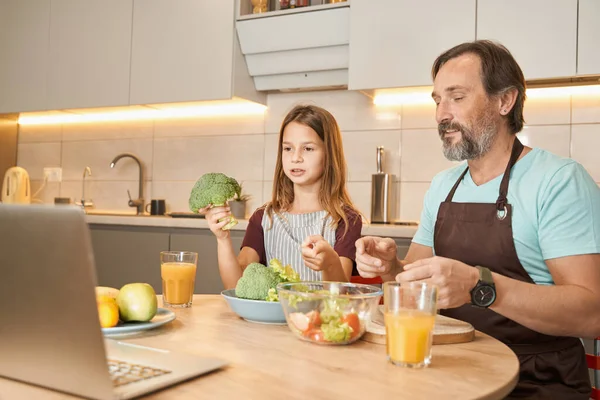 Padre cucina insieme a figlia adolescente in cucina — Foto Stock