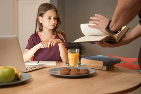 Teenager schaut sich zu Hause ein Buch an — Stockfoto